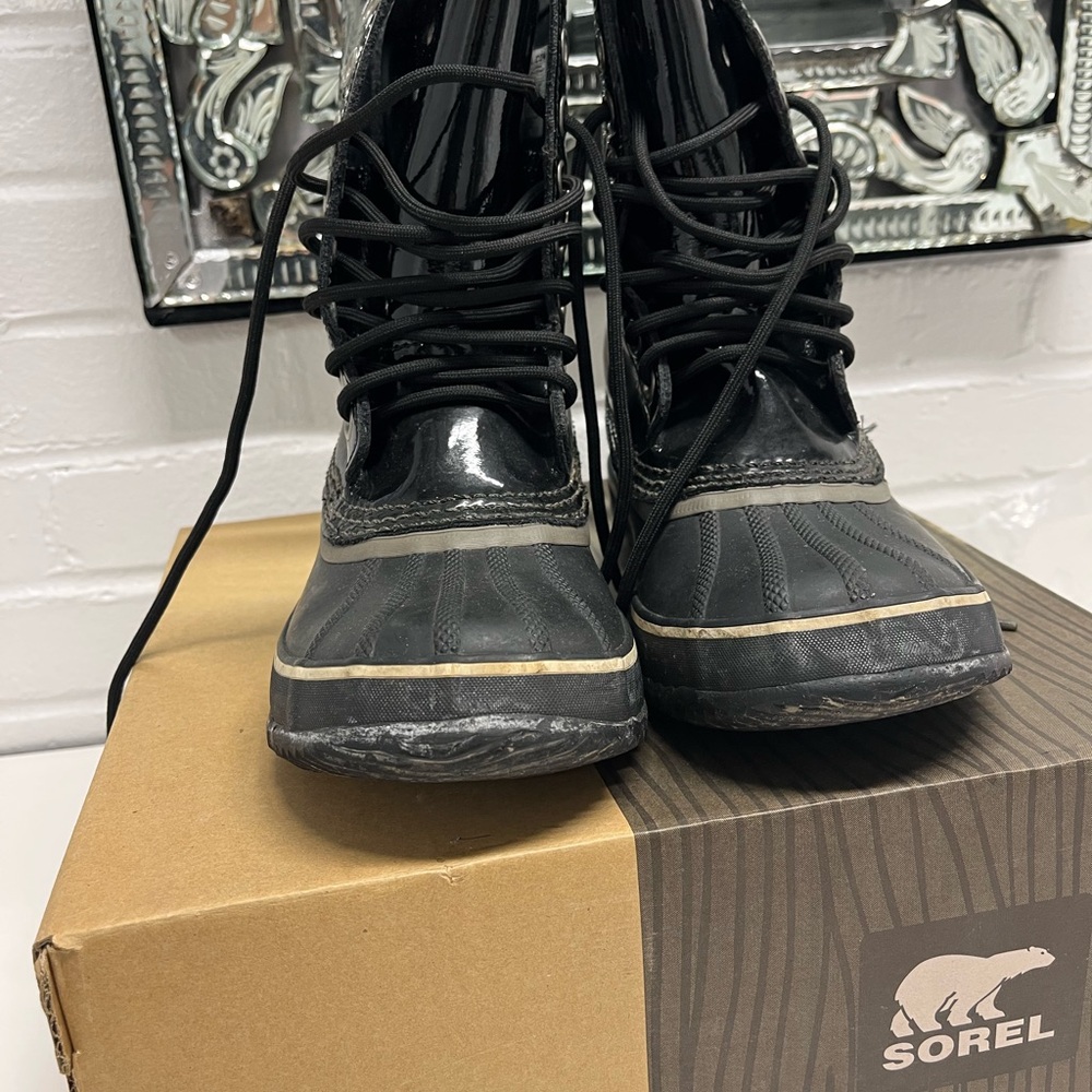 Sorel patent leather waterproof lined winter boot super warm nice looking